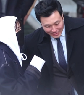  프리티 아이유 보디가드 경호원은 누구일까요?피지컬 훈남의 정체는?
