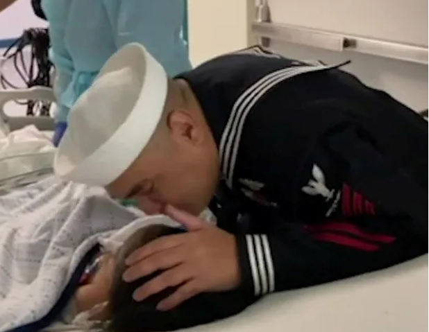 "장기기증으로 3명에게 새 생명 선사"하고 떠난 3살 아들에게 마지막 인사로 '경례'한 해군 아버지는 결국 오열하고 말았습니다.