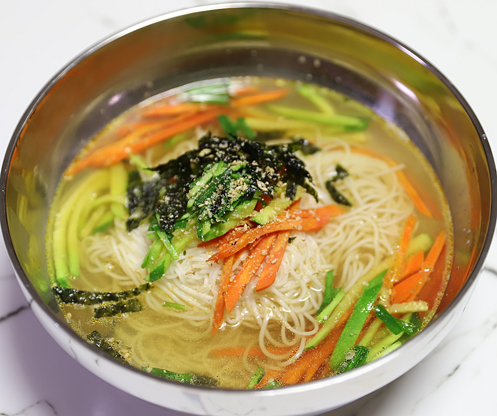 잔치국수-면기에-담아낸-모습