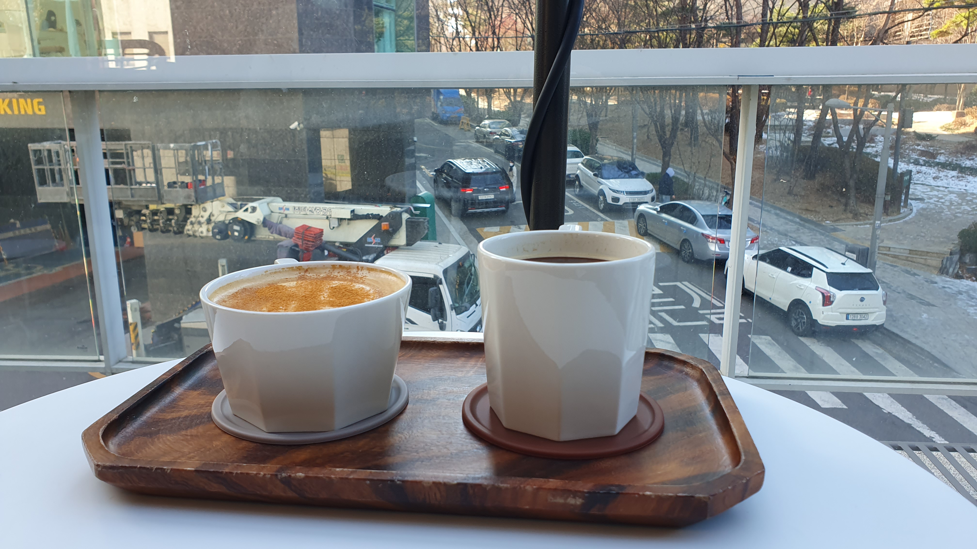 창밖의 모습과 커피