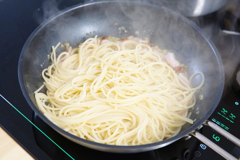 만들기 올리브오일 파스타 종류, 면에 삶은 베이컨을 넣은 알리오올리오 파스타 14