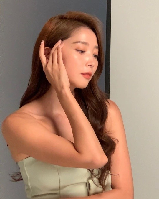  결혼 8년만에 합의 이혼한 1세대 레이싱걸이자 배우 오윤아