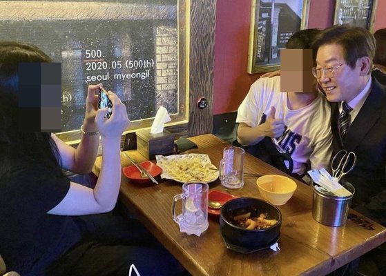  "국회 배지 왜 안 다세요?" "무거워서" 이재명, 새벽 트위터 소통