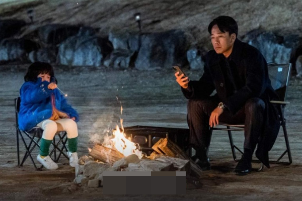 "약국 하는 아가씨가 옆집에 새로 이사 온 이후.." 의문의 편지가 그 집 문에 붙기 시작하고 접선이라도 하듯 약국 아가씨가 누군가와 답장을 주고받는데 기가 막힌 사연이..