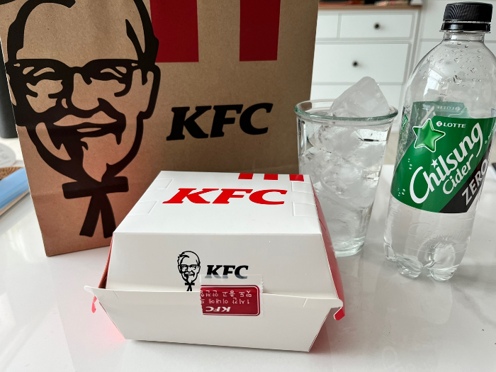 KFC 블랙라벨 폴인치즈버거 포장 2