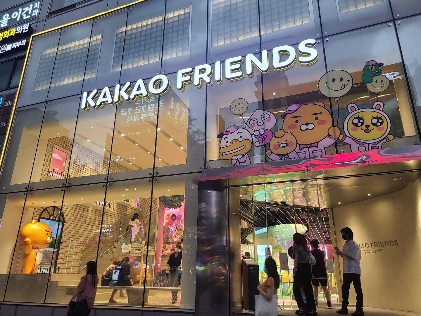  리뉴얼된 카카오프렌즈 강남점X노티드 / 할인쿠폰 받는 법, QR코드 주문 방법