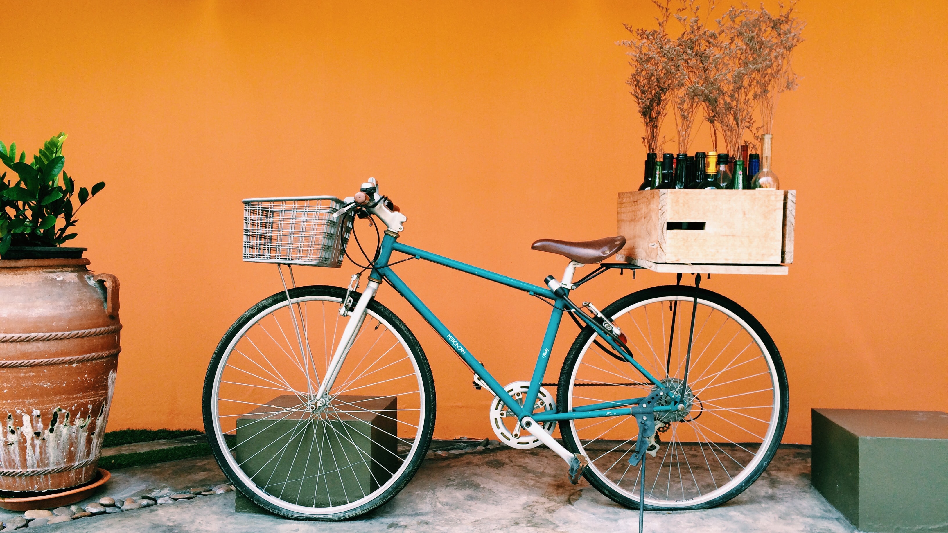 방콕 주황색 배경에 자전거 하나