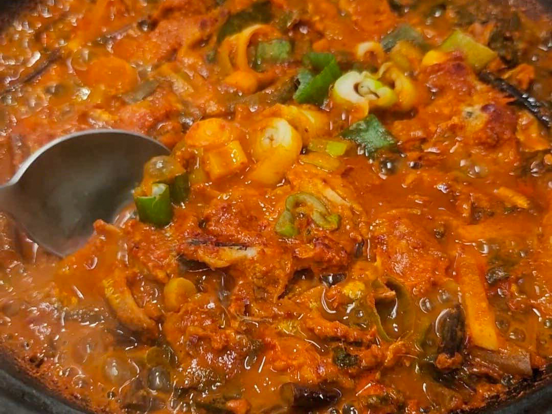 백반기행 송도 멸치쌈밥을 먹는 사진