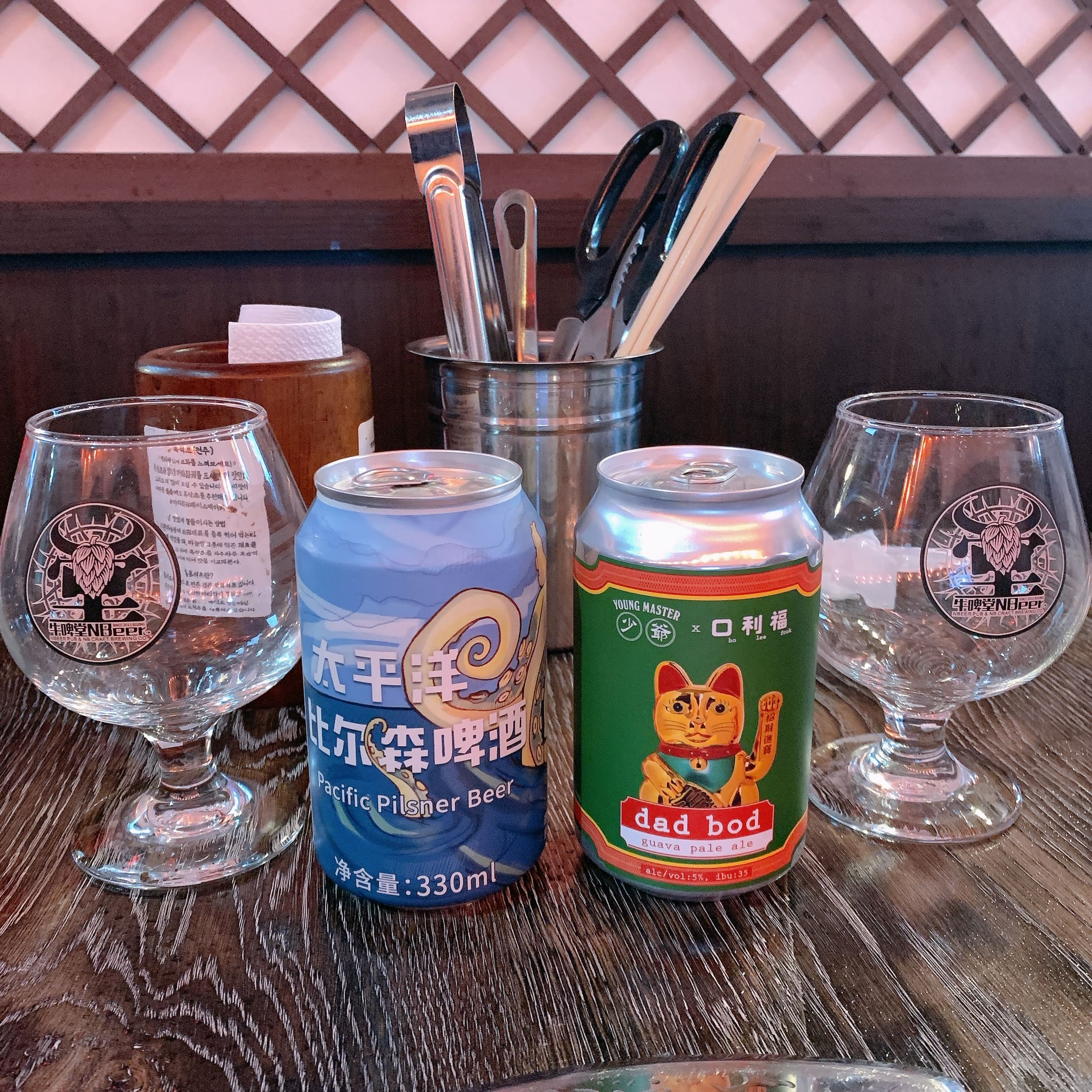 라라관 퍼스픽 필스너 맥주와 대드보드 맥주
