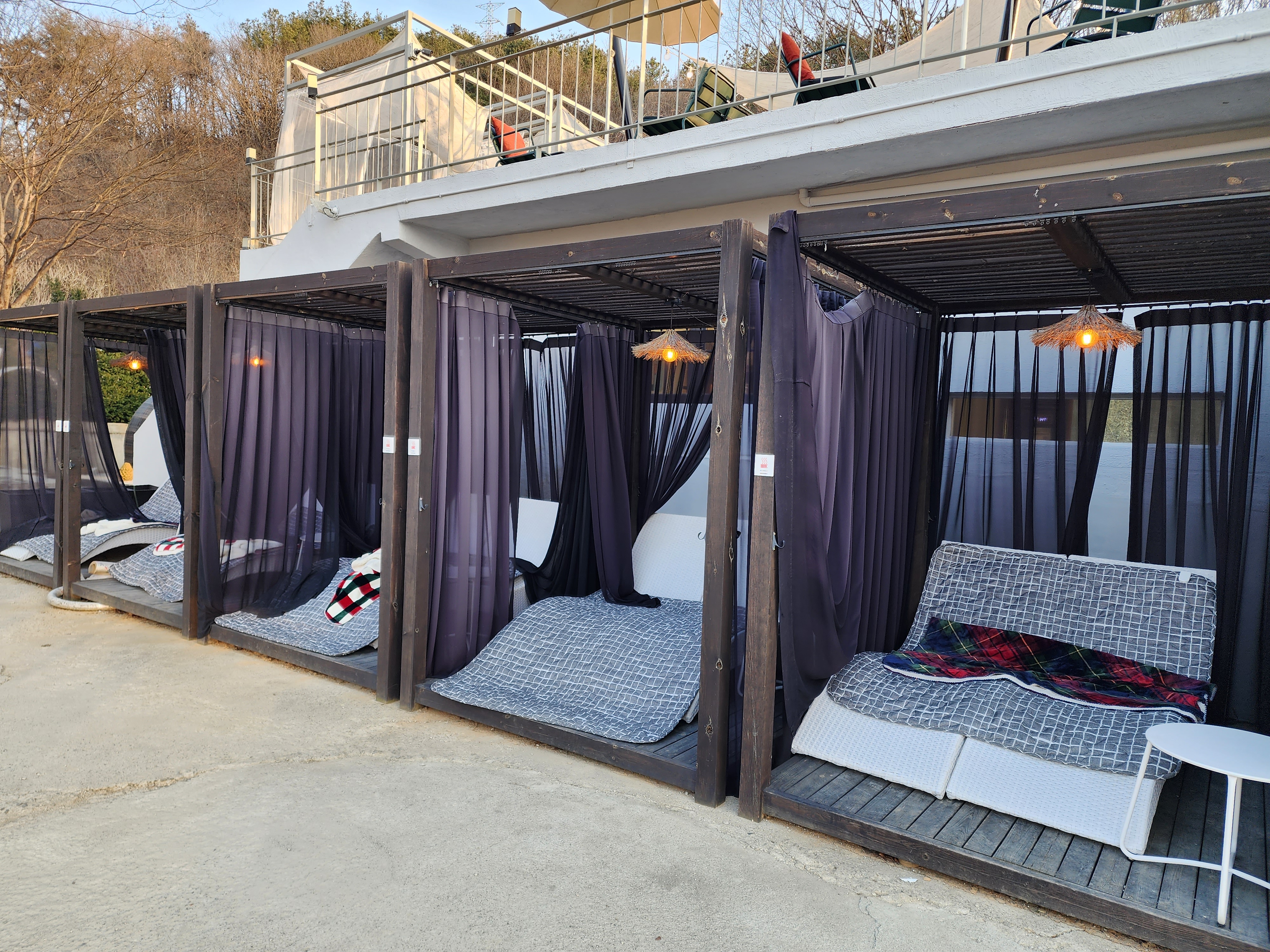 에브리 선데이 카페 2층 야외석