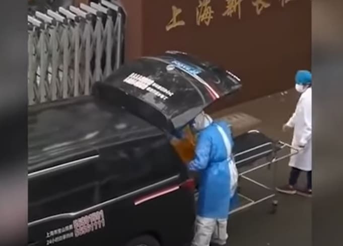[아비규환 상하이] 충격! 죽은 줄 알았던 코로나 사망자들...산 채로 시신 가방에 ㅣ 중국 정부는 코로나19 규제를 강화 VIDEO: Shanghai elderly patient mistaken for dead&#44; later found alive in transit to morgue