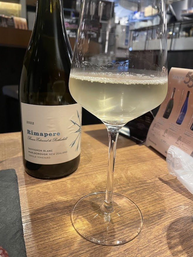 처음으로 마셔 본 뉴질랜드 와인. 가벼운 맛으로 마지막에 상큼하게 끝내고 싶었는데, 딱 좋았다.