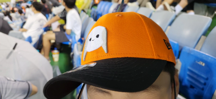 한화생명이글스파크 샵에서 구매한 주황색 막내 모자