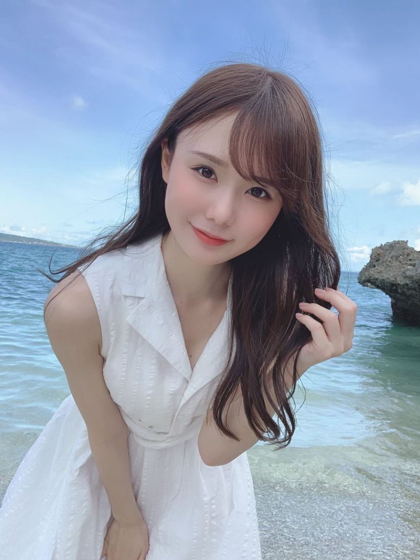 바닷가에서 하얀색 드레스 입은 사카미치 미루 (Miru Sakamichi)