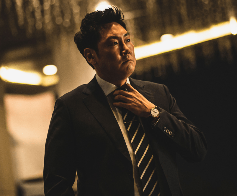 박강윤이-넥타이를-고쳐-메는-모습