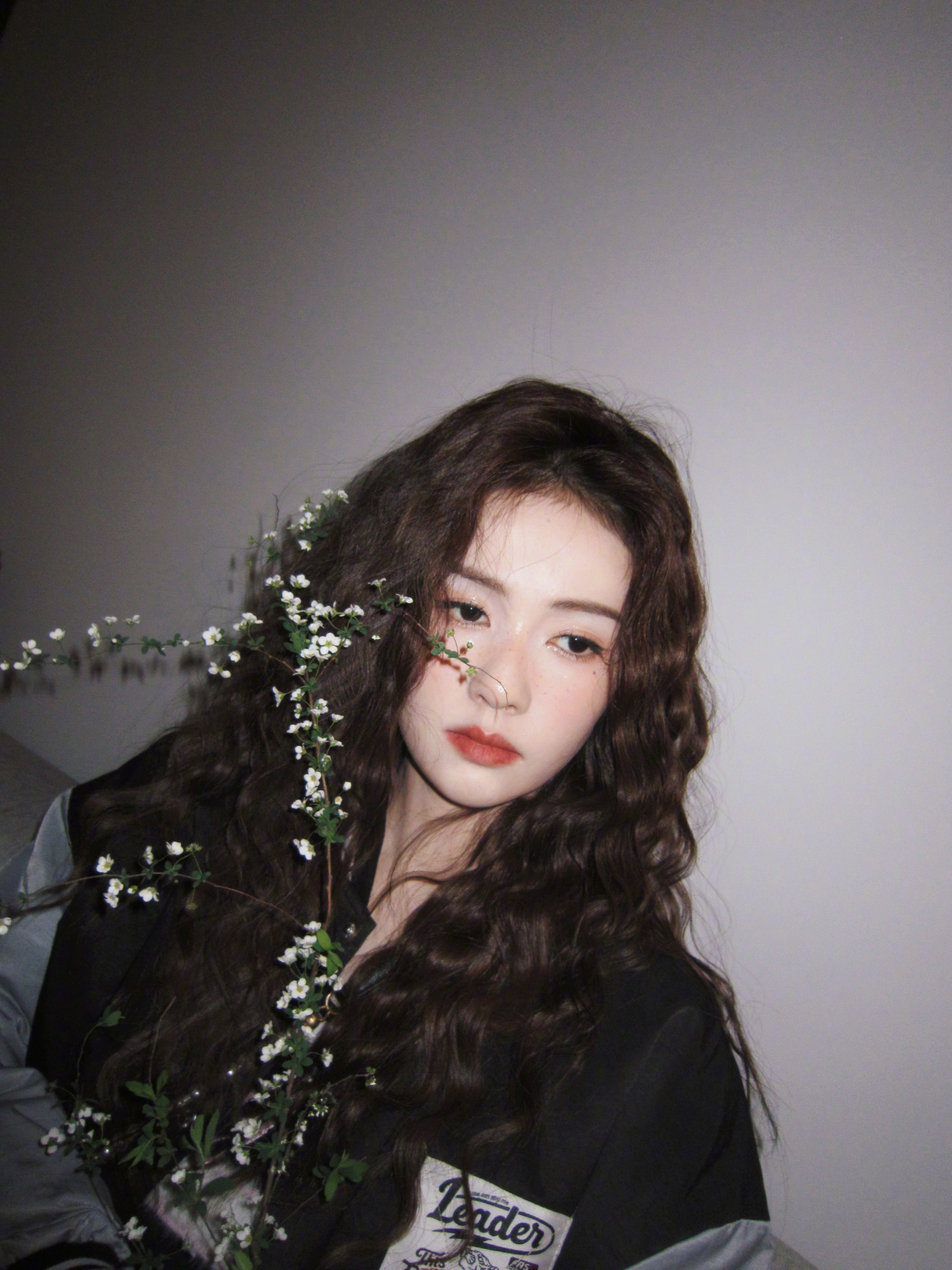 카메라에서 멀리보고 그의 눈을 낮추는 흰색 사슴