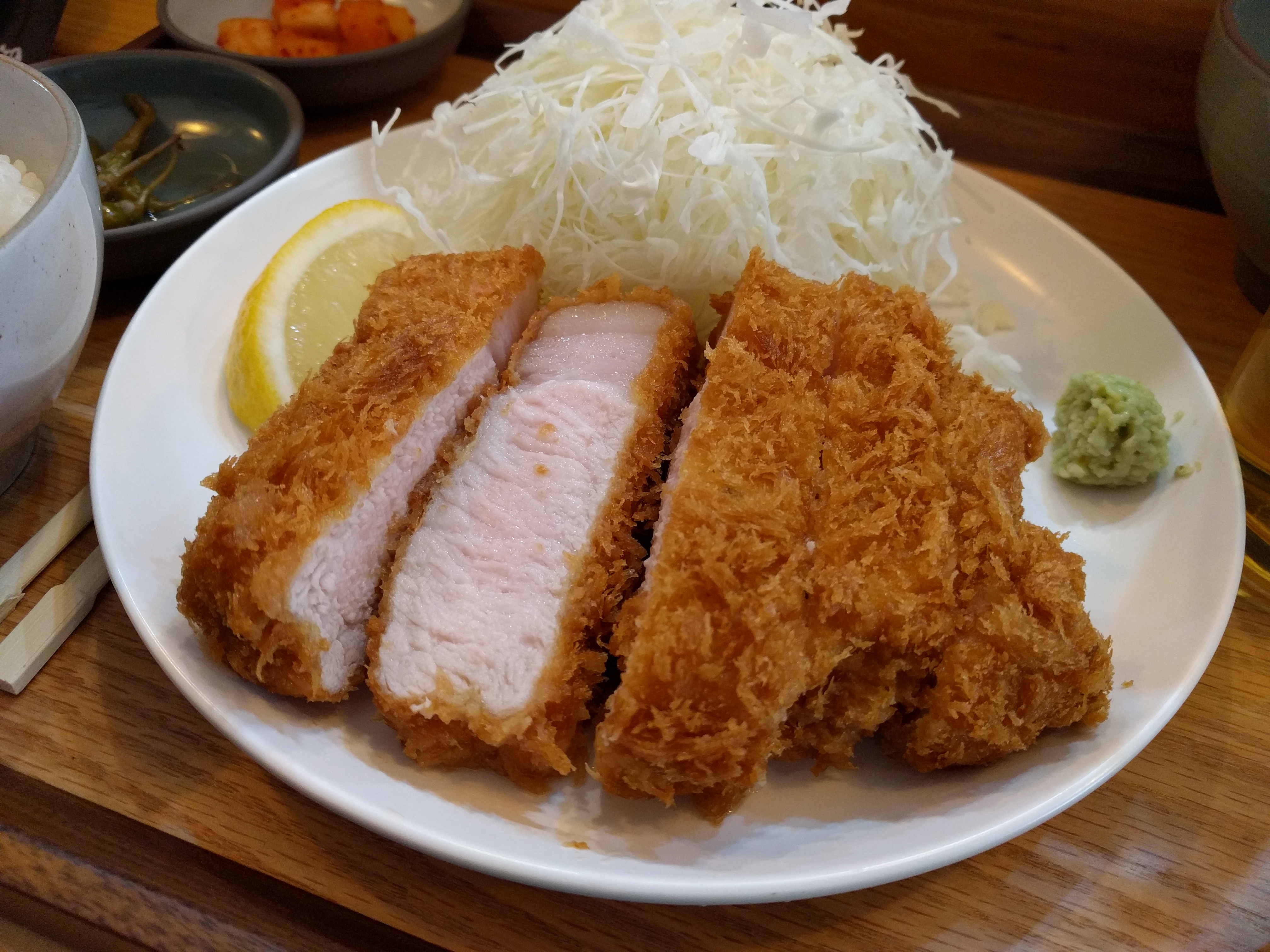  두툼한 두께에 씹는 맛 나는 왕십리 돈까스 전원