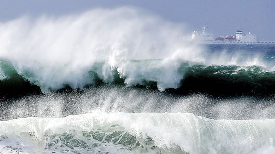 태풍으로 인해 바다에 파도가 높은 모습
