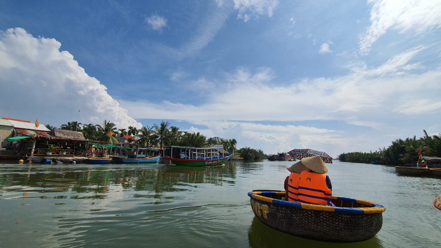 베트남 호이안 코코넛배 투어중-구명조끼를 갑자기 입습니다