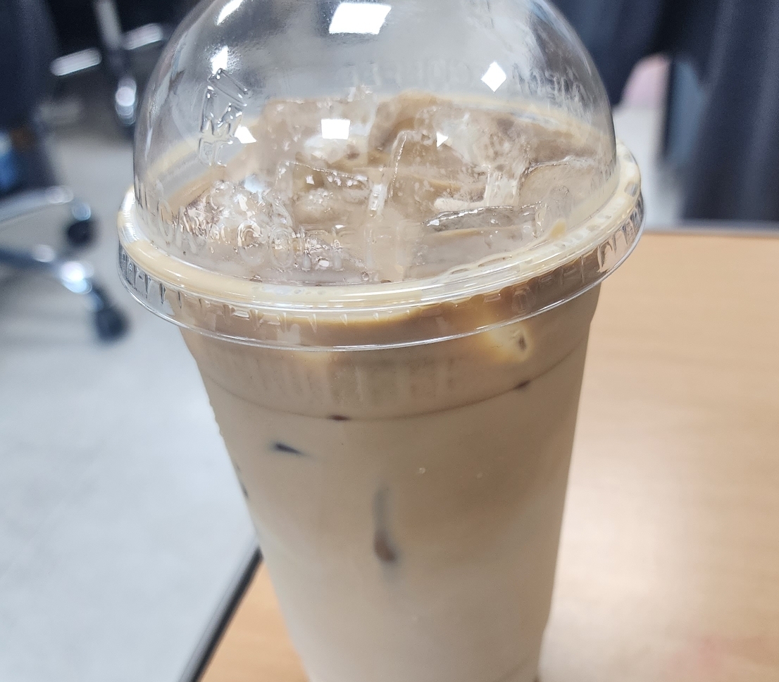  오늘의 식사는 메가커피 카페라떼, 짜장면, 육회비빔밥.
