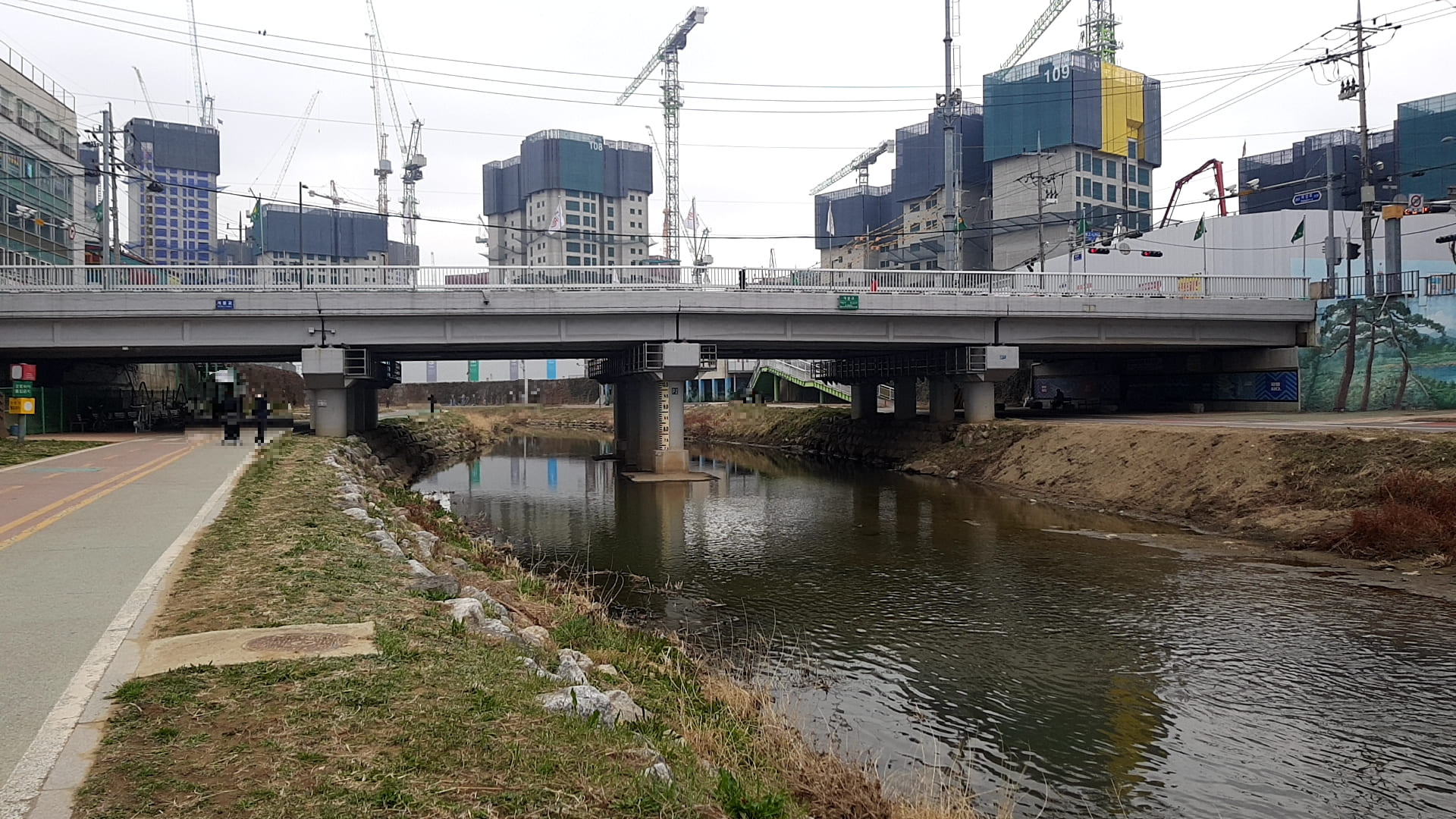 가는 길에 공사 중인 건물을 구경하세요