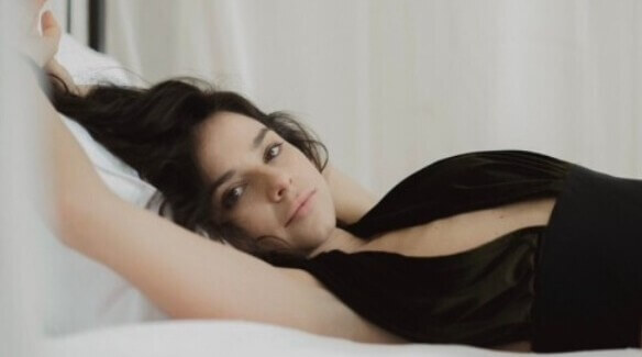 송중기와 케이티 루이스 손더스의 웨딩 사진