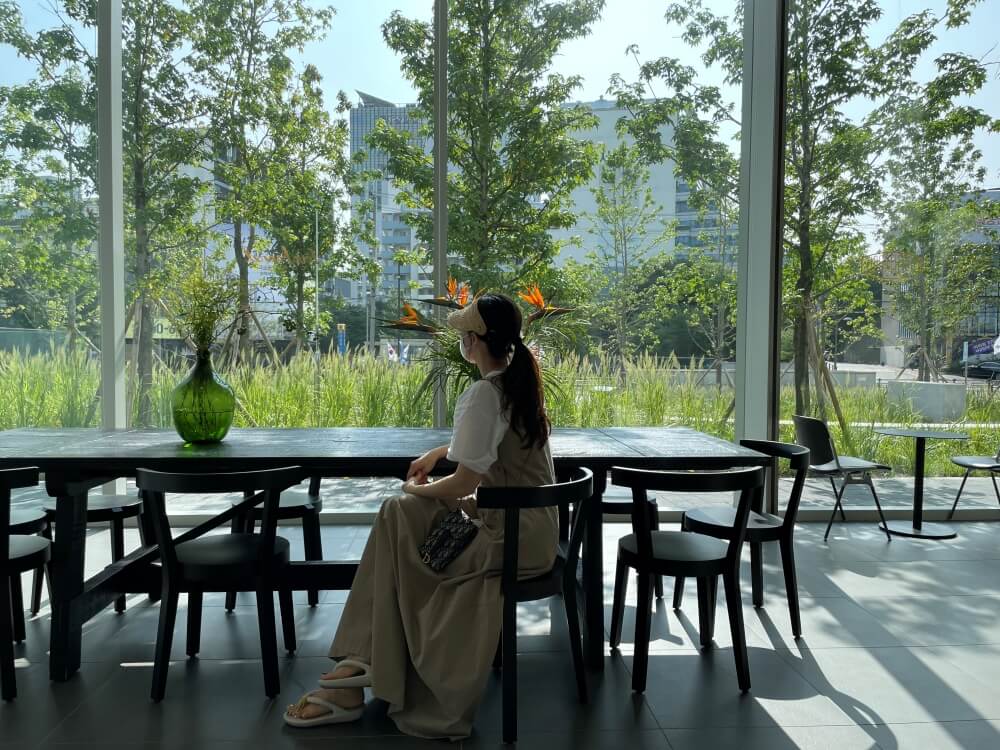 서울숲-포배럴-커피(four-barrel-coffee)-채광좋은-테이블-좌석