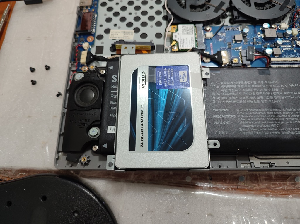 SSD 교체 중