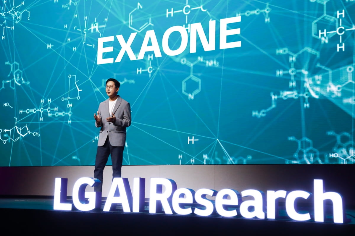 19일 서울 마곡 LG사이언스파크 컨버전스홀에서 열린 LG AI 토크 콘서트에서 배경훈 LG AI연구원장이 엑사원(EXAONE) 20을 발표하고 있는 모습.