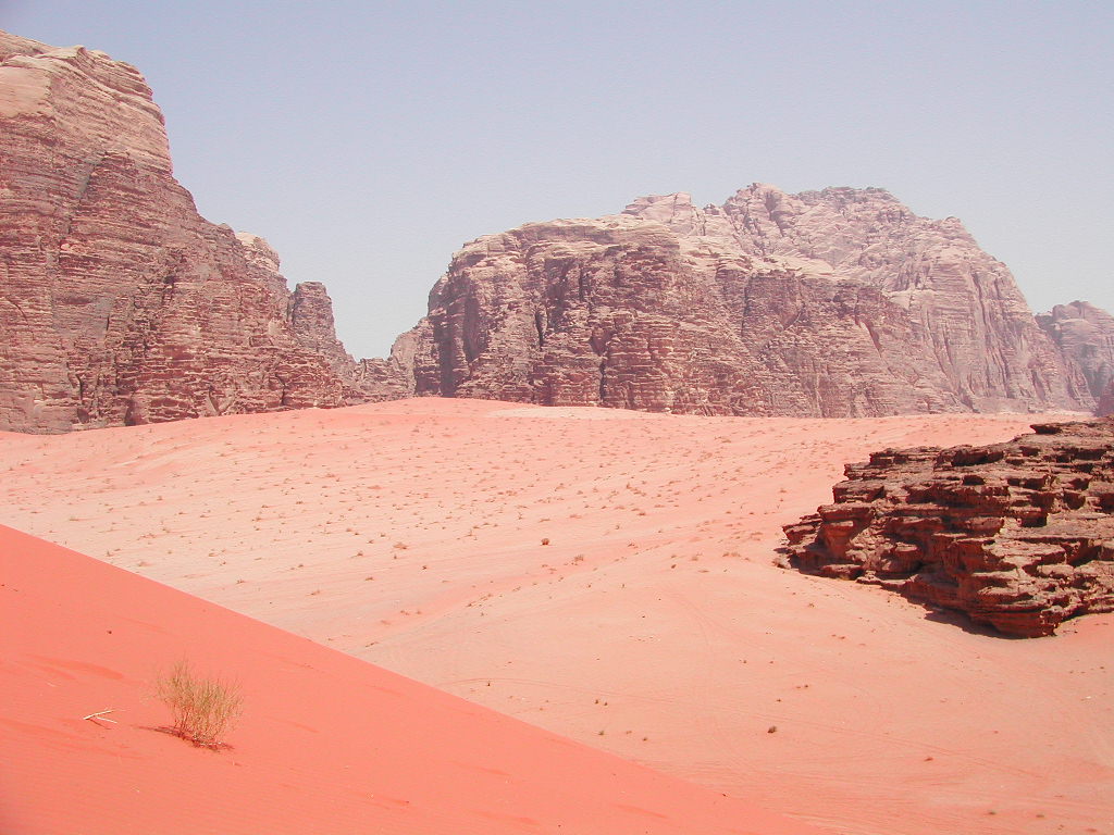 요르단-와디럼사막-언덕위에-올랐습니다
