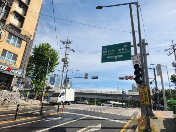 우회전 신호등 설치된 태릉입구역 사거리 출처 대한민국 정책브리핑 홈페이지