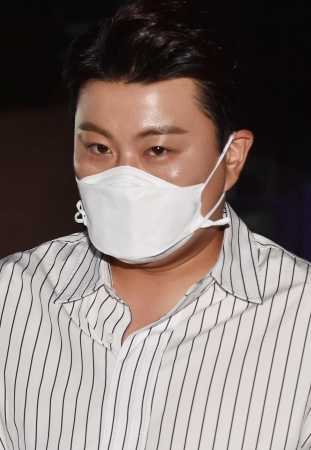  김호중 불법도박 의혹, 과거 인터넷 불법 스포츠 도박 혐의...기소유에 처분