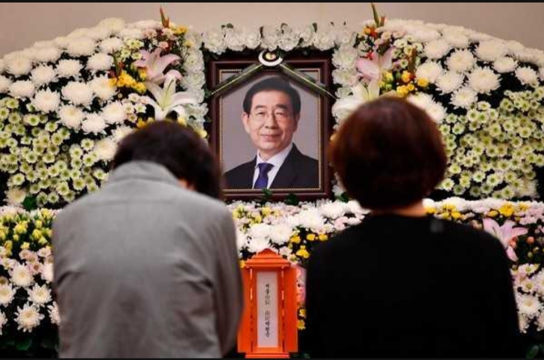  故 박원순 시장 유가족은 가족장을 원했다.