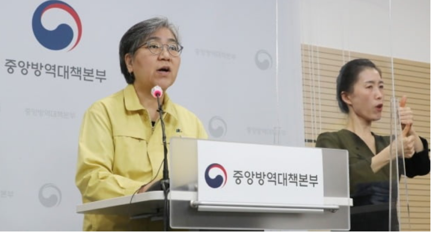  Az 백신 1호 접종자 누구