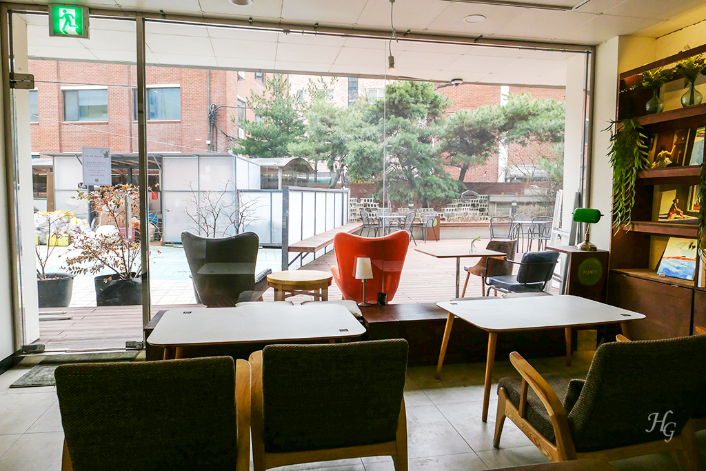 서울 안암 플랜티 브런치 카페 내부 좌석 및 통창 인테리어