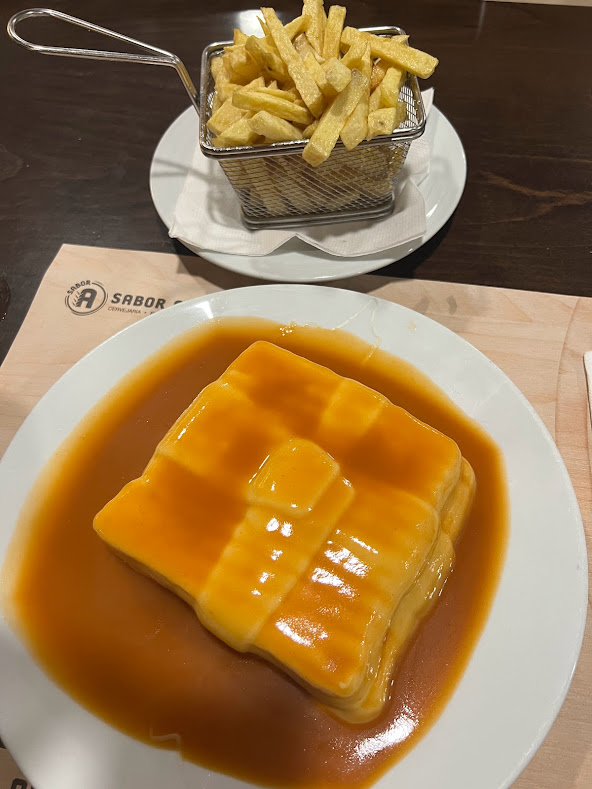 접시에놓인감자튀김과포르투전통음식
