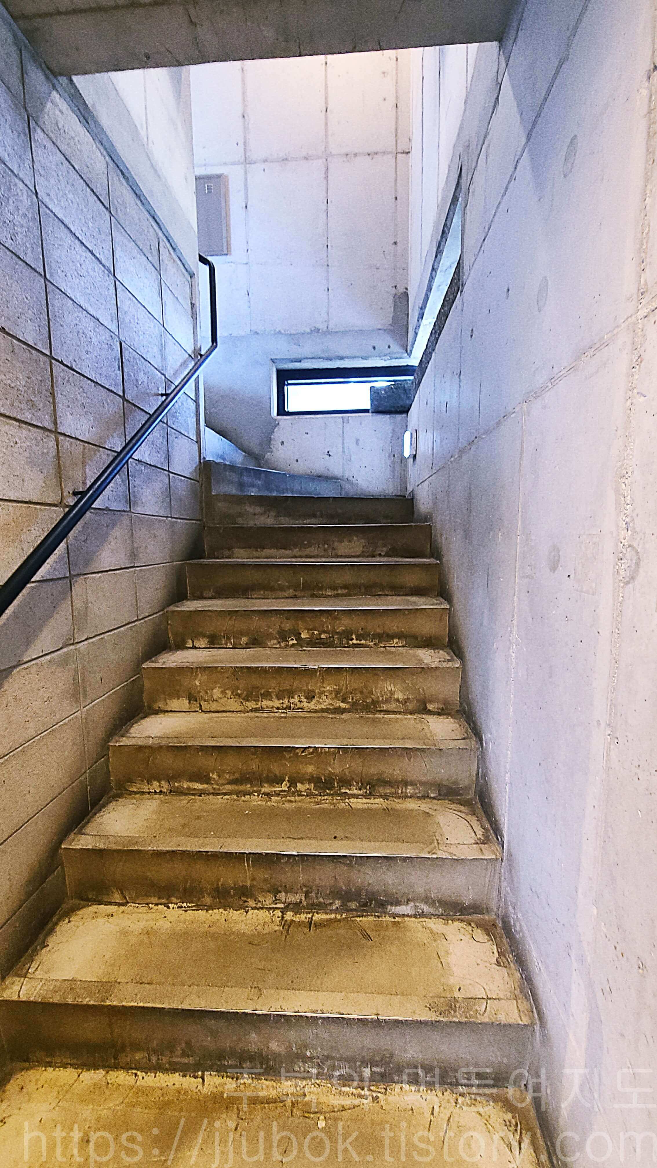 남촌회관-2층-계단