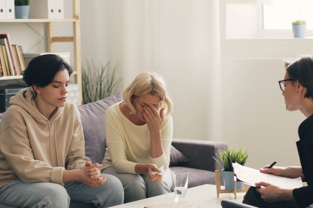 환자의 상태를 듣고있는 환자의 가족들
