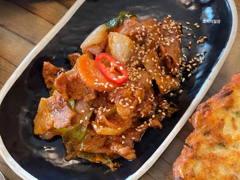 홍천 보리밥 정식 맛집 큰골쉼터 식당 - 제육 볶음