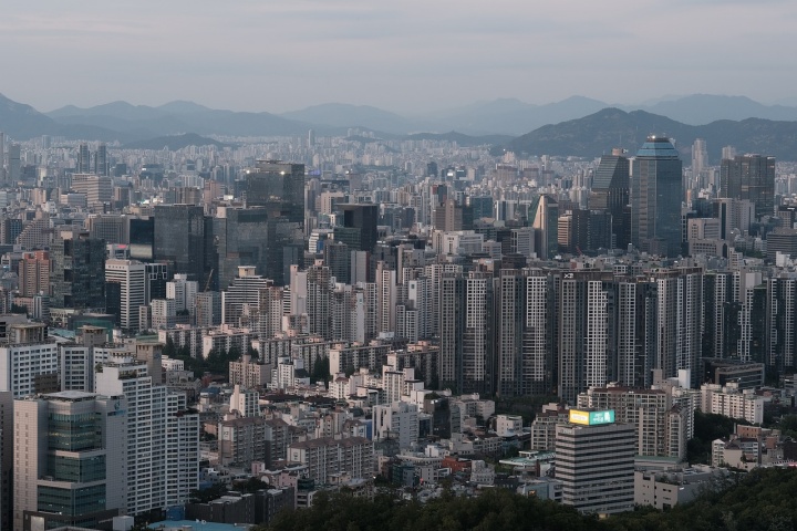 대한민국은 선진국으로 가는 과도기에 있다.