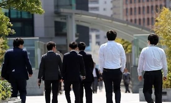  작년 임금 근로자 평균 소득은 [통계청]