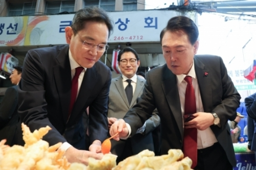 오뎅을 먹는 윤석열 대통령과 이재용 삼성전자 회장