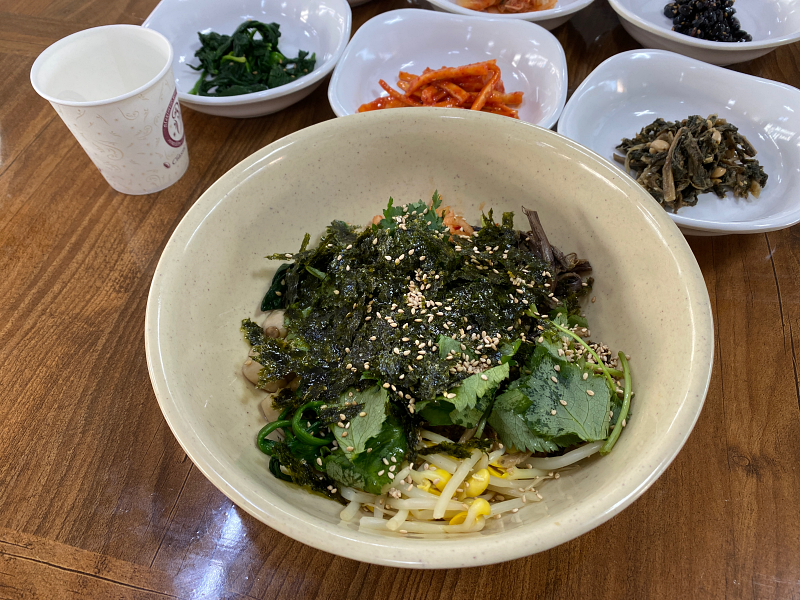 플라스틱 볼에 야채와 김가루를 뿌린