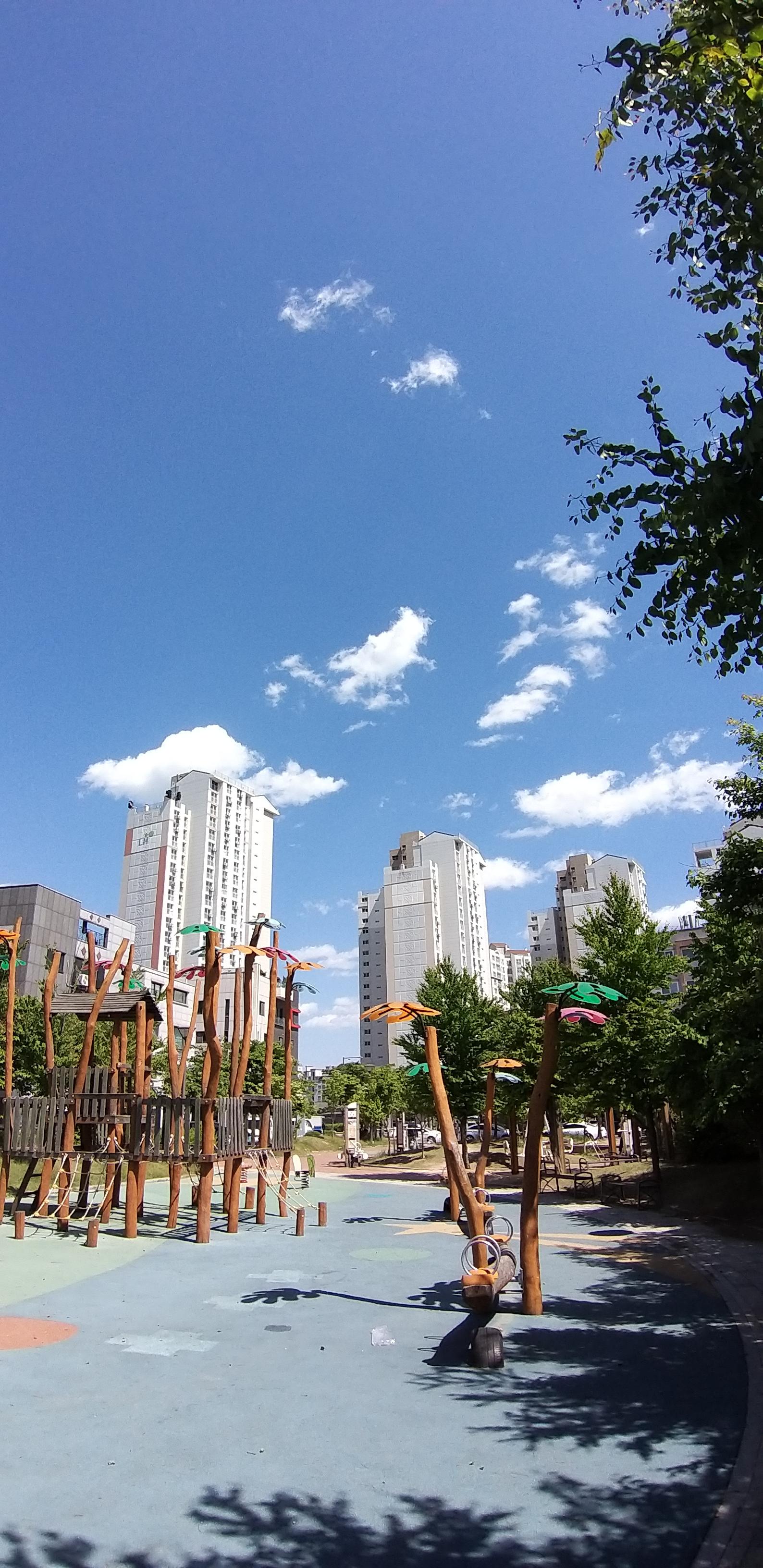  [오늘일기] 토요일날 시골 내려갈때는 미세먼지가 많았는데 오늘은 화창해서 너무 좋다.