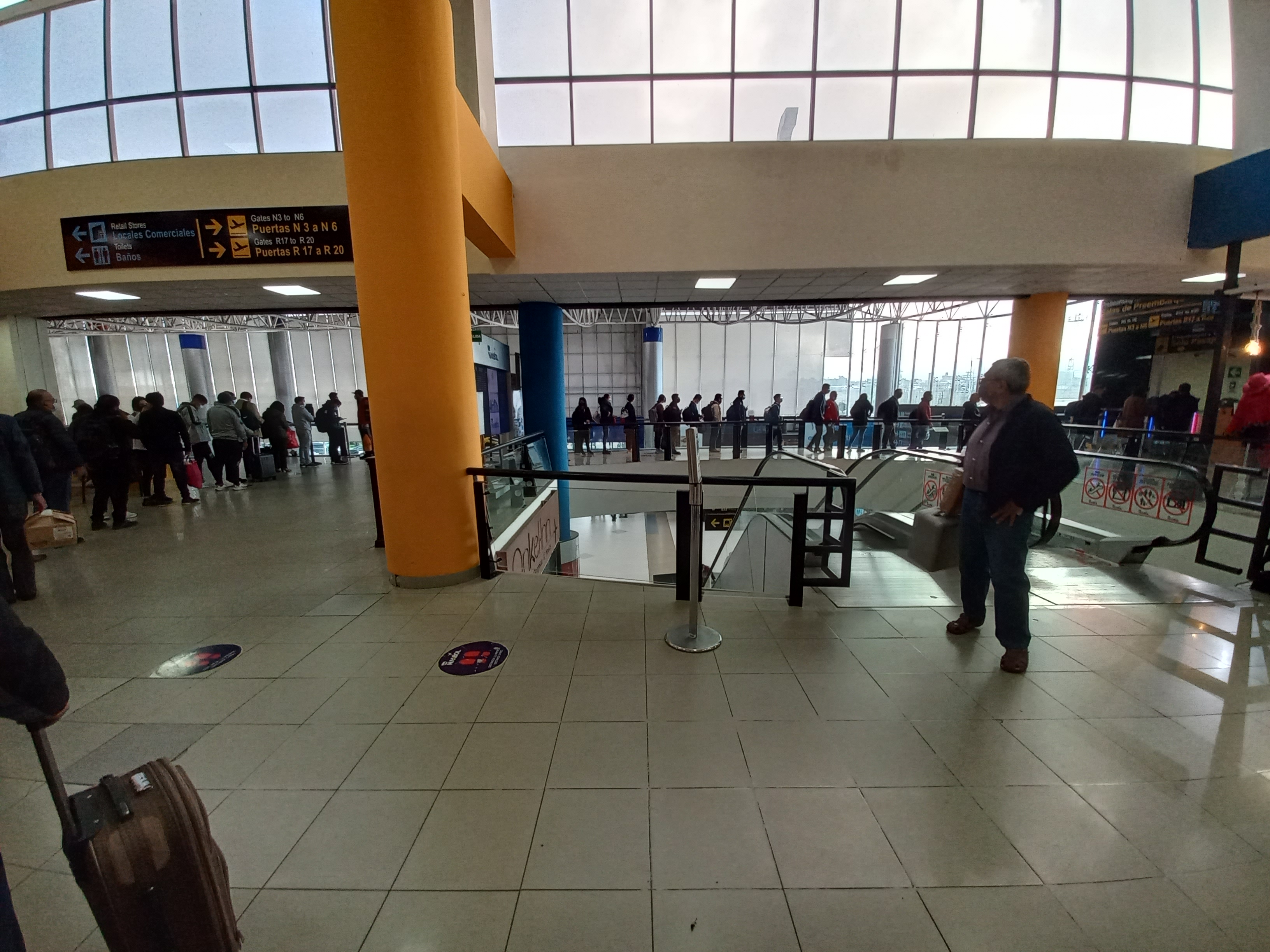 엘 알토 공항에서 기다리는 사람들