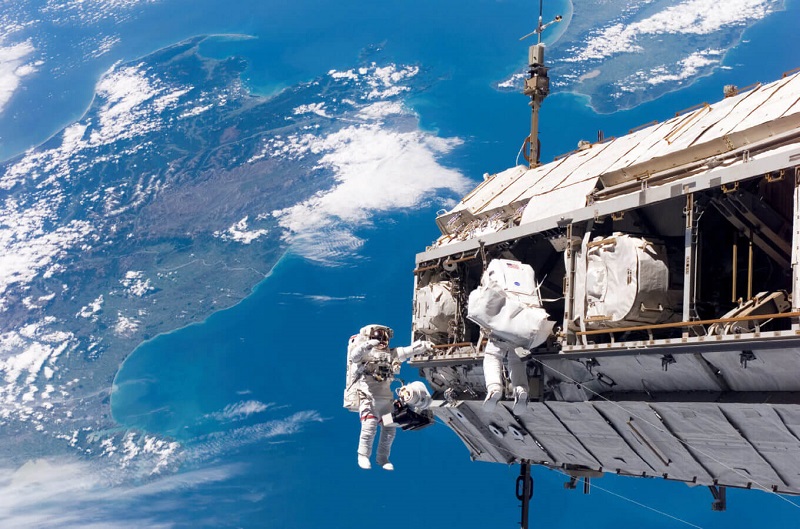  11억 짜리 우주 와인...맛이 다른가?  VIDEO: Space Aged-wine Matured Aboard the International Space Station Expected to Fetch $1 Million