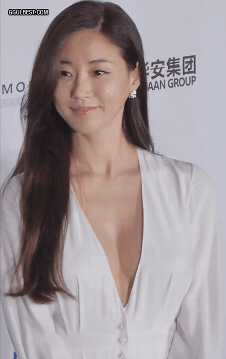  배우 김사랑 대종상 영화제 미모의 화이트 드레스 움짤