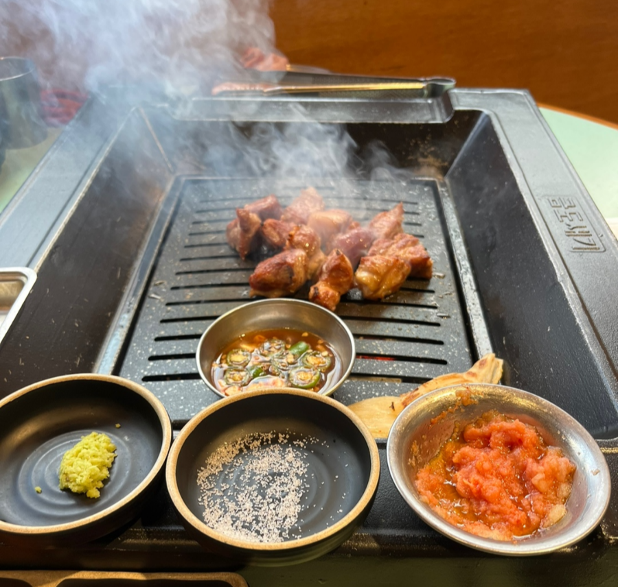 숯불 위에서 노릇노릇 누워진 금도새기 돼지고기 삼겹살과 목살