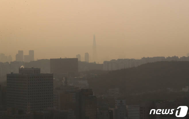 서울 도심 초미세먼지 농도가 나쁨 수준을 보인 21일 서울 중구 롯데호텔에서 바라본 도심 일대가 뿌연 모습을 보이고 있다