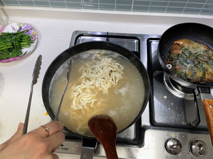 살살 저으면서 면을 풀어주는 사진